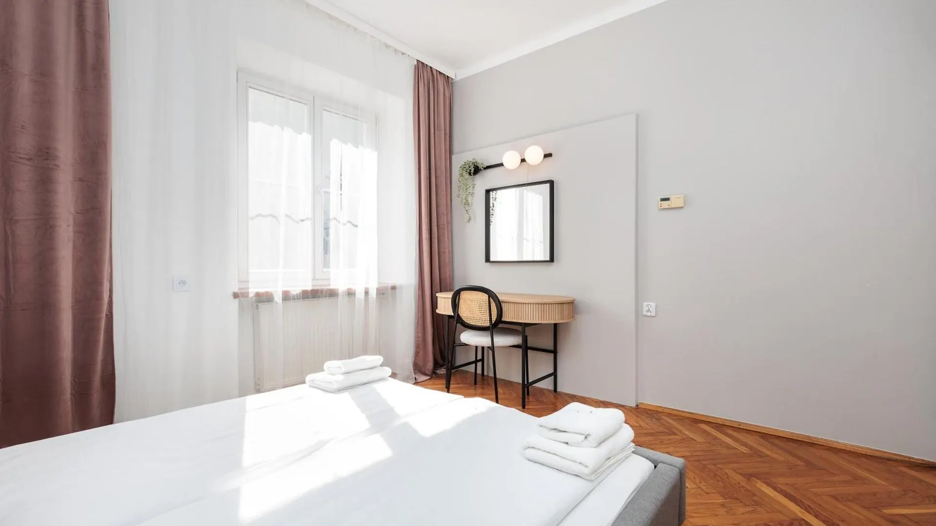 아파트 Retro Glamour With A Modern Edge - By Upstairs 크라쿠프