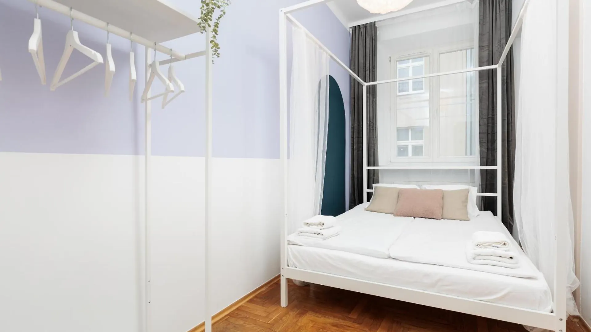 Retro Glamour With A Modern Edge - By Upstairs 크라쿠프 0*,