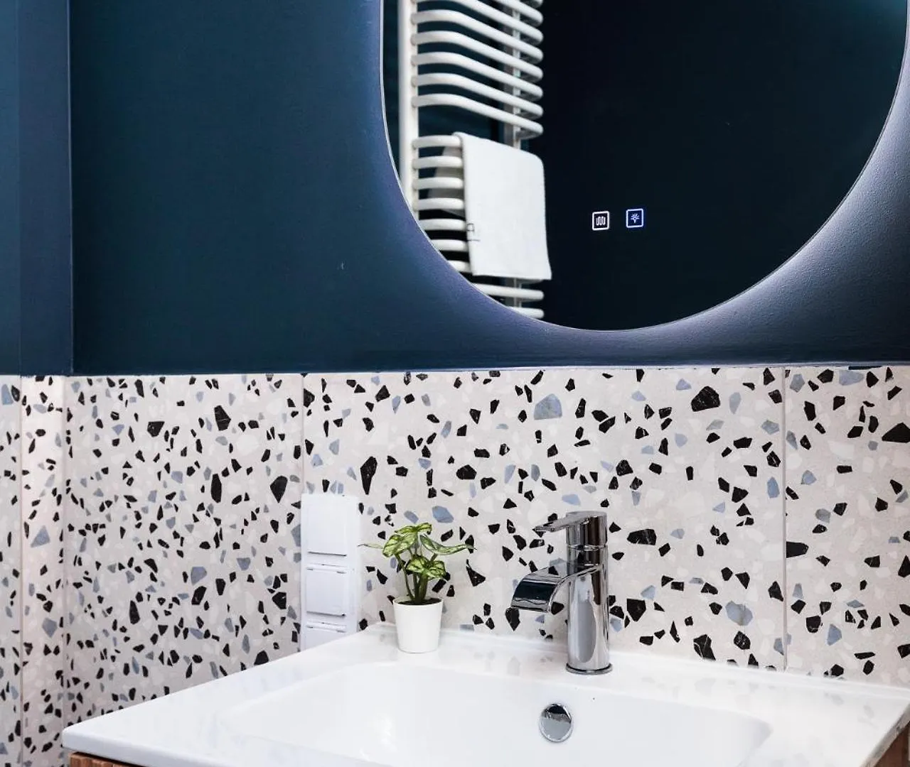 Apartment Retro Glamour With A Modern Edge - By Upstairs Krakow Poland